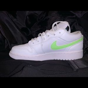 Air Jordan 1 low, size 5Y, perfect condition.